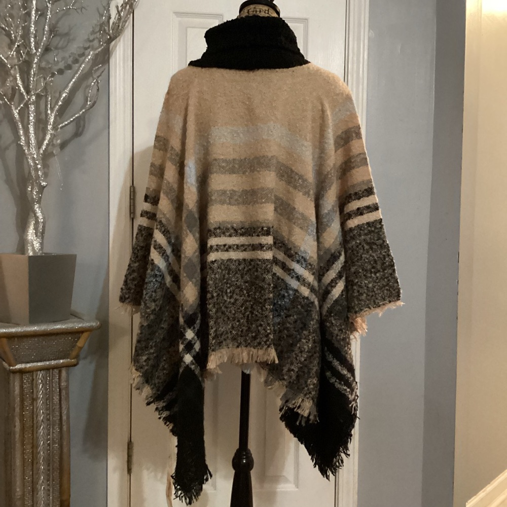 New York Soft Boucle Poncho - Picture 8 of 9